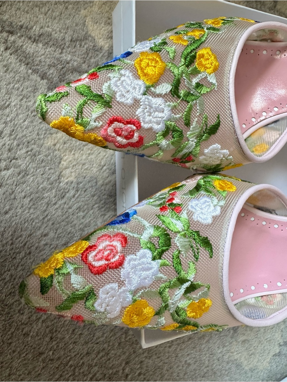 Manolo Blahnik Jardoline Pink Embroidered Floral Slingback Pumps - Picture 4 of 7